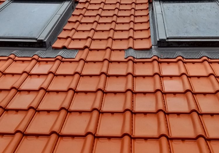 Installation de fenêtres VELUX sur une toiture à proximité de Lille